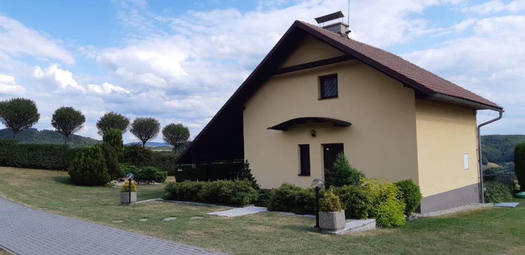 mały biały dom z czarnym dachem w obiekcie Chata Sobolice - Všemina w mieście Všemina