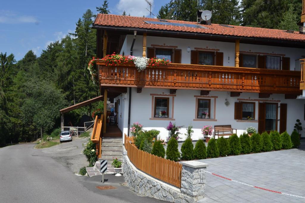 Großes weißes Haus mit Balkon in der Unterkunft Gruberhof in Rodeneck