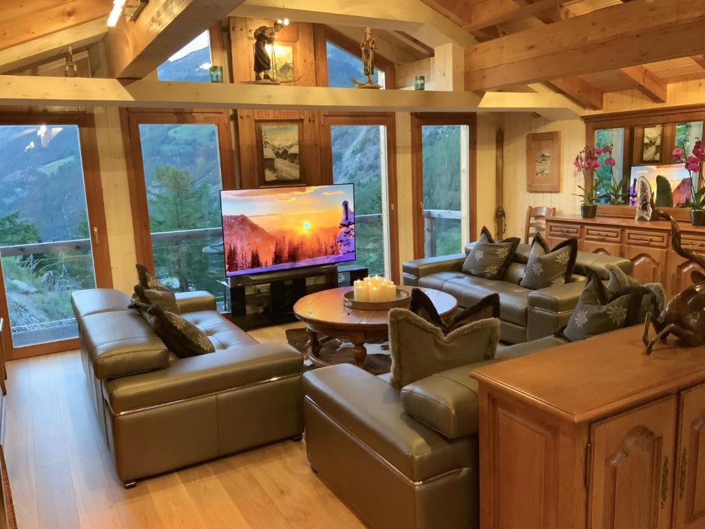 TV a/nebo společenská místnost v ubytování Stirling Luxury Chalet & Spa