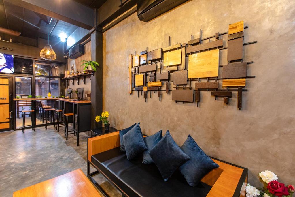uma sala de estar com um sofá e um bar em The Z Nite Hostel em Phuket