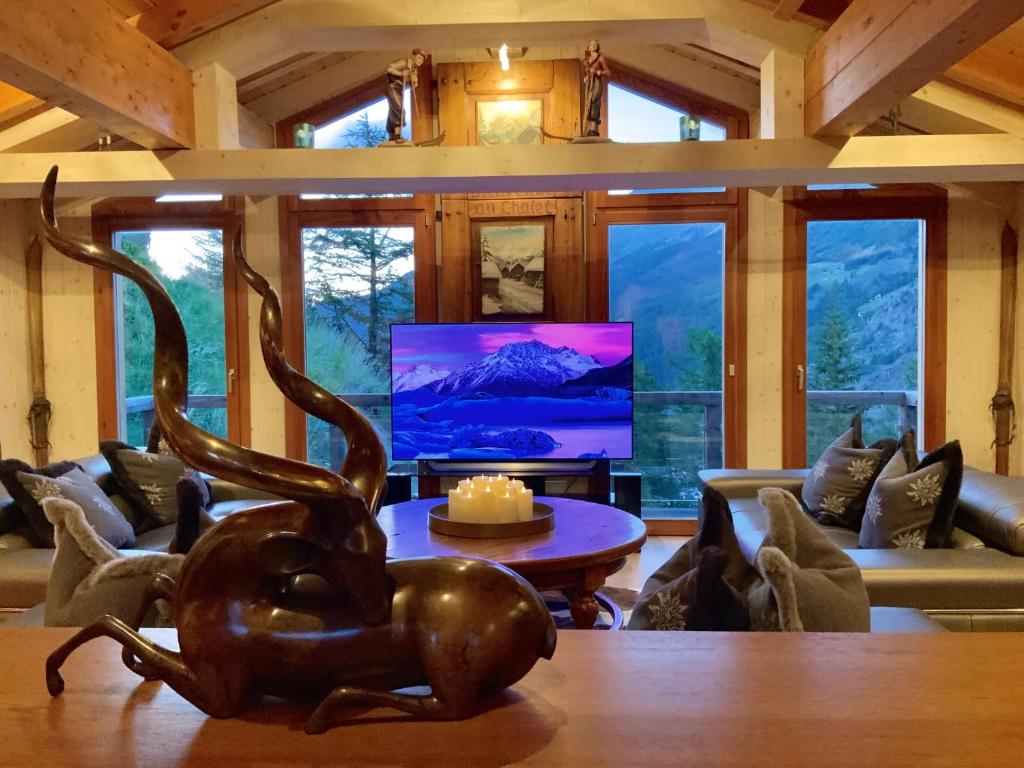 TV a/nebo společenská místnost v ubytování Stirling Luxury Chalet & Spa