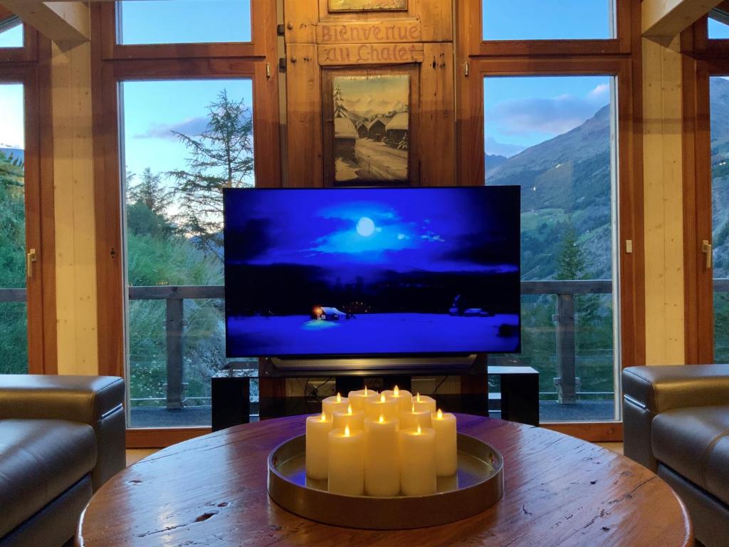 TV a/nebo společenská místnost v ubytování Stirling Luxury Chalet & Spa