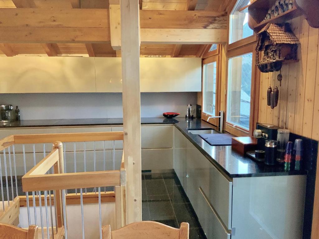 Kuchyň nebo kuchyňský kout v ubytování Stirling Luxury Chalet & Spa