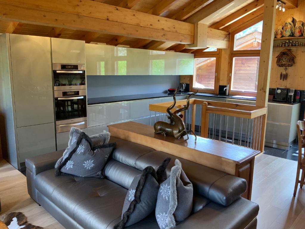 Kuchyň nebo kuchyňský kout v ubytování Stirling Luxury Chalet & Spa