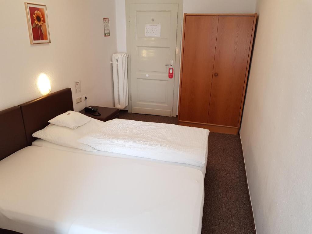 Postel nebo postele na pokoji v ubytování Hotel zum Anker