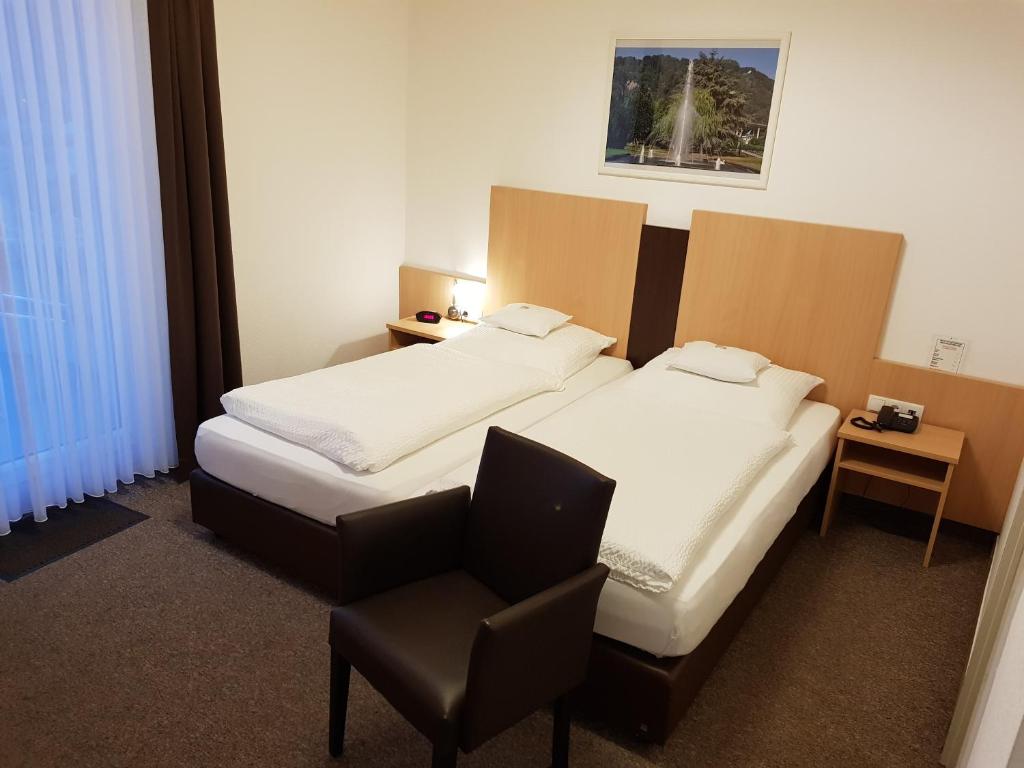 Postel nebo postele na pokoji v ubytování Hotel zum Anker