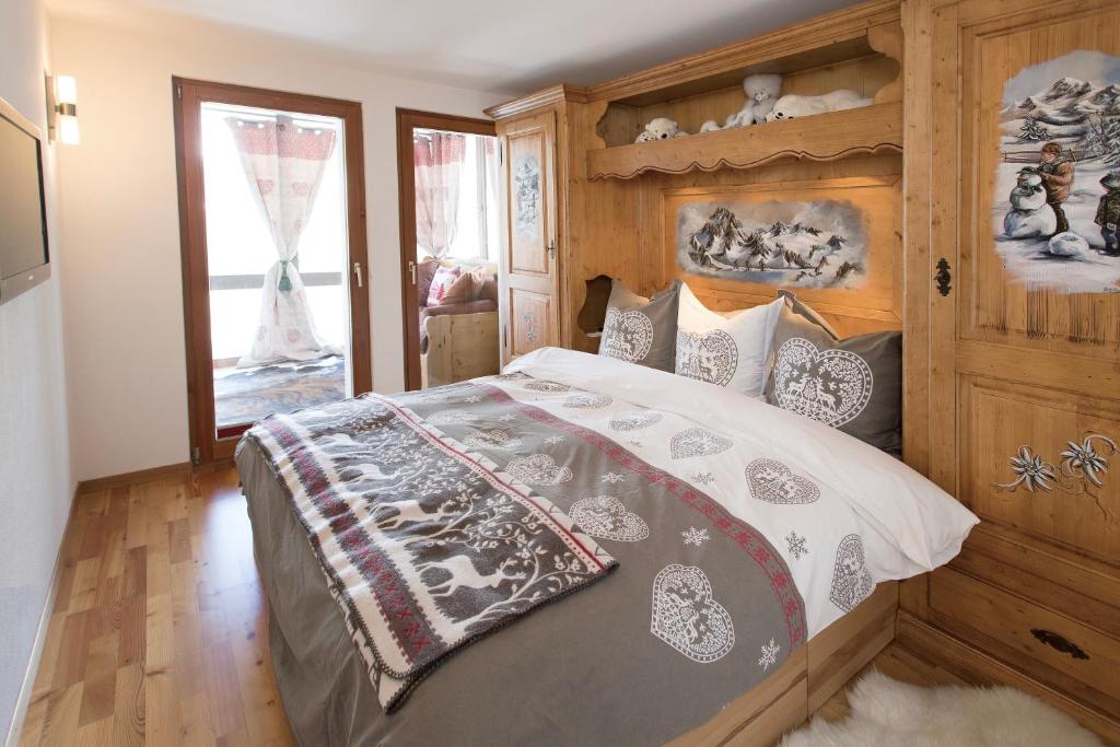 Postel nebo postele na pokoji v ubytování Stirling Luxury Chalet & Spa