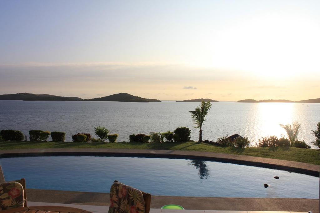 - une vue sur une étendue d'eau avec une piscine dans l'établissement Bularangi Villa, Fiji, à Rakiraki