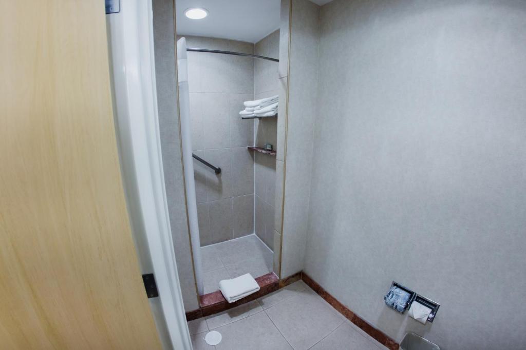 Koupelna v ubytování Excellence Express & Suites