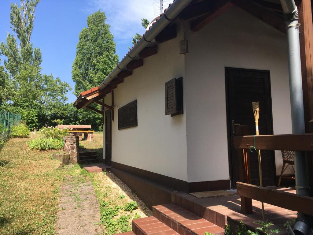 Balatonikisház