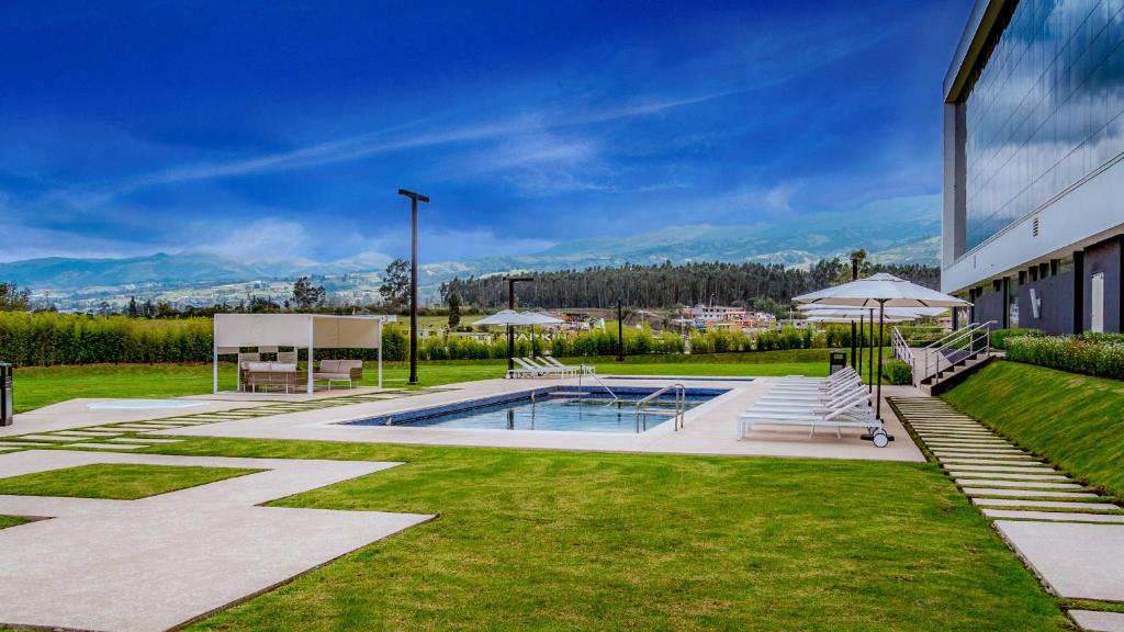 Bazén v ubytování Eb Hotel By Eurobuilding Quito Airport nebo v jeho okolí