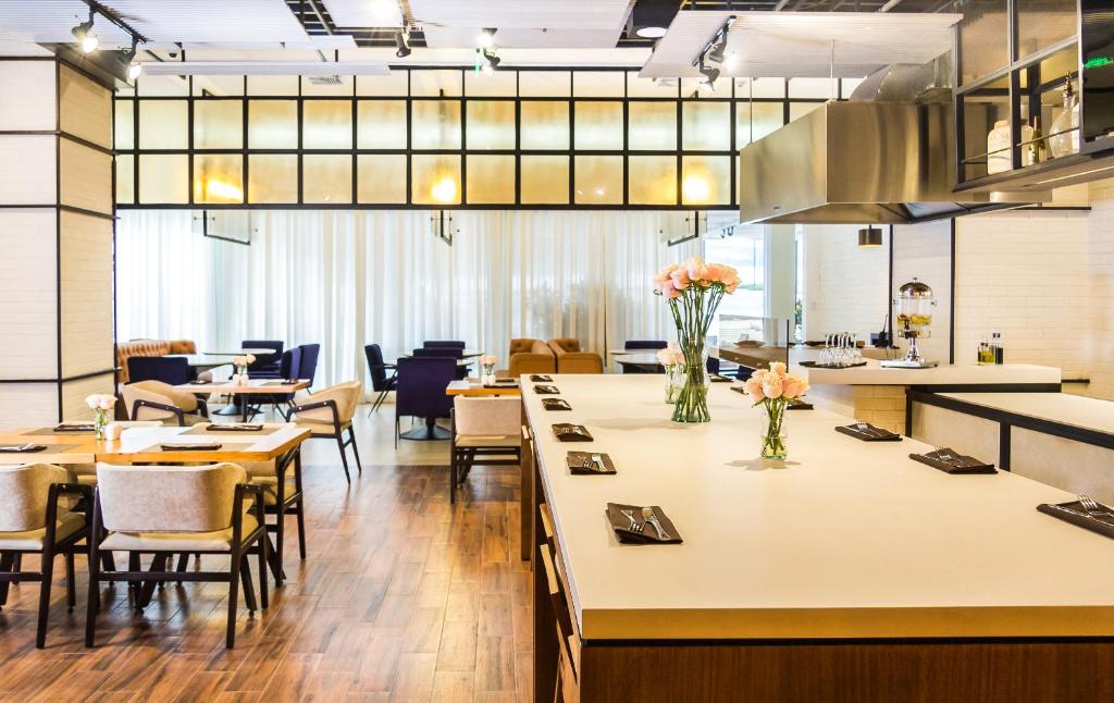 Restaurace v ubytování Eb Hotel By Eurobuilding Quito Airport