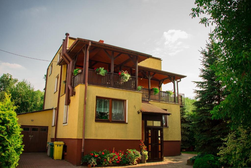 uma casa com uma varanda com plantas em Dom Pod Orzechami em Nałęczów