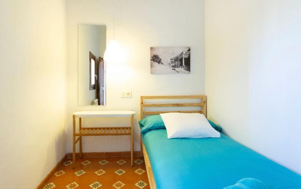 A bed or beds in a room at ALMAHOME