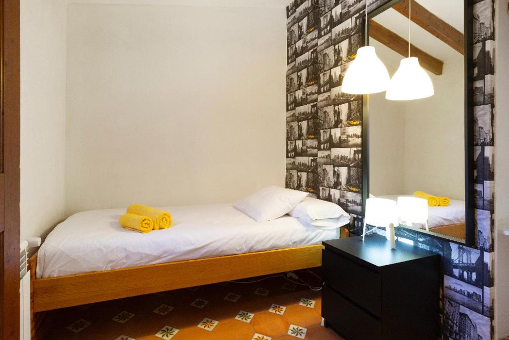 A bed or beds in a room at ALMAHOME