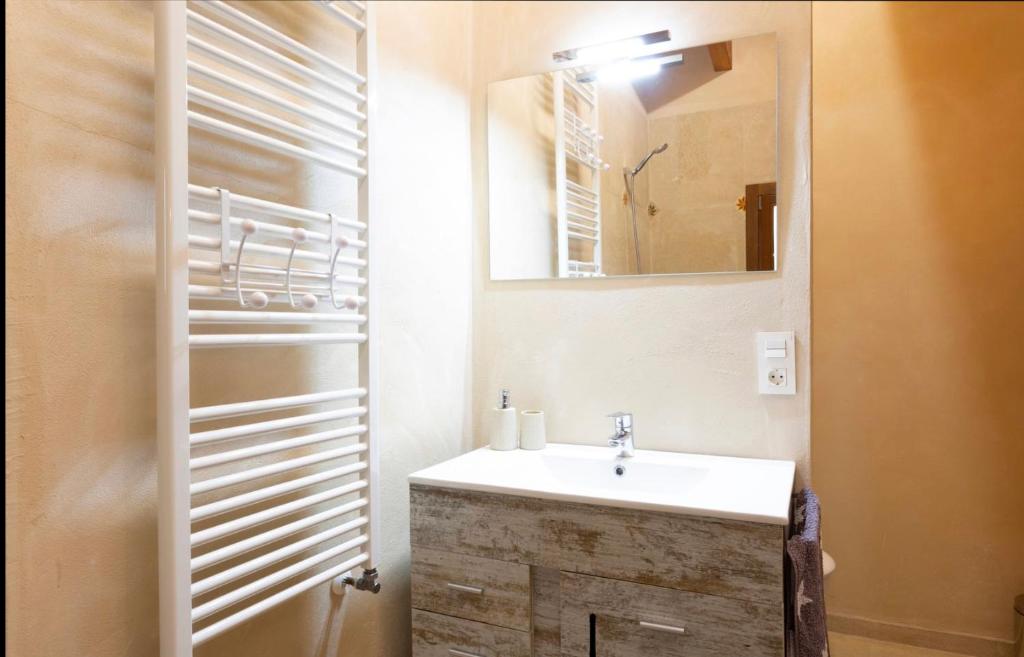 A bathroom at ALMAHOME