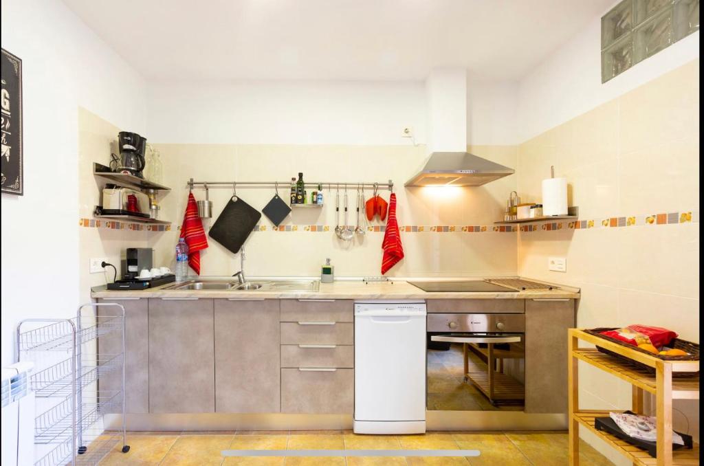 A kitchen or kitchenette at ALMAHOME