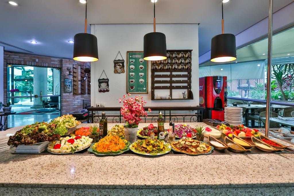 Comida no hotel ou em algum lugar perto