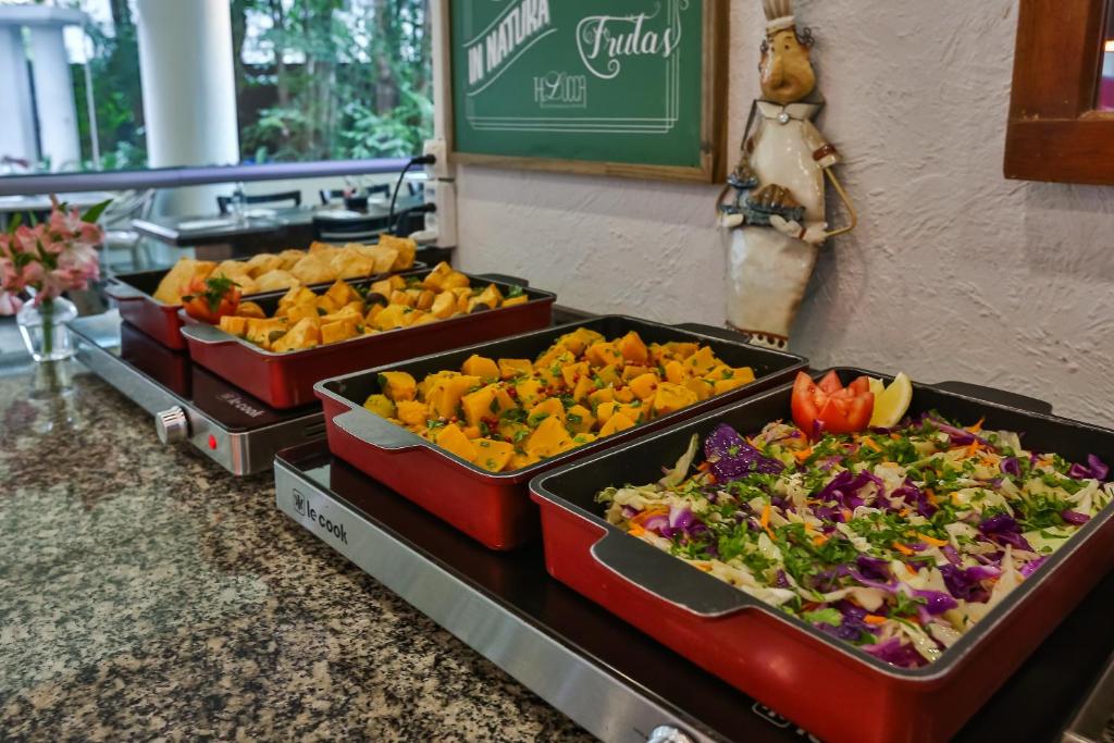 Comida no hotel ou em algum lugar perto