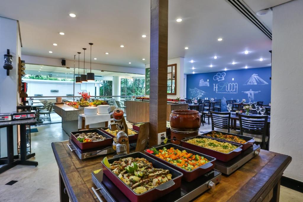 Comida no hotel ou em algum lugar perto