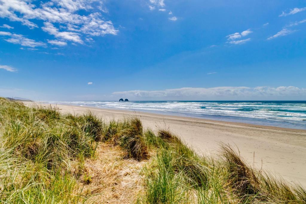 a sandy beach with a view of the ocean at Halcyon House in Rockaway Beach