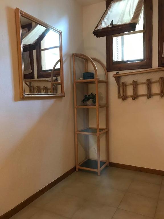 Palanda nebo palandy na pokoji v ubytování Oikismos Trikorfou