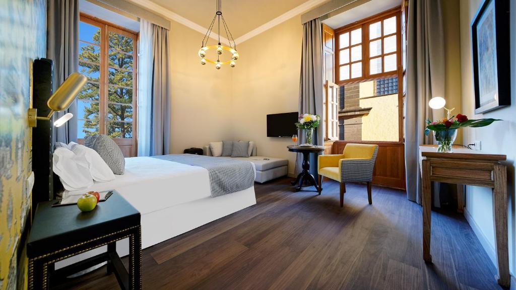 TV a/nebo společenská místnost v ubytování Hotel Emblemático Agáldar