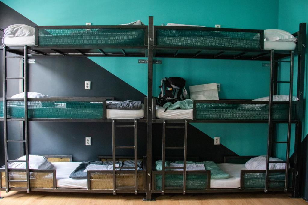 Palanda nebo palandy na pokoji v ubytování Amsterdam Hostel Leidseplein