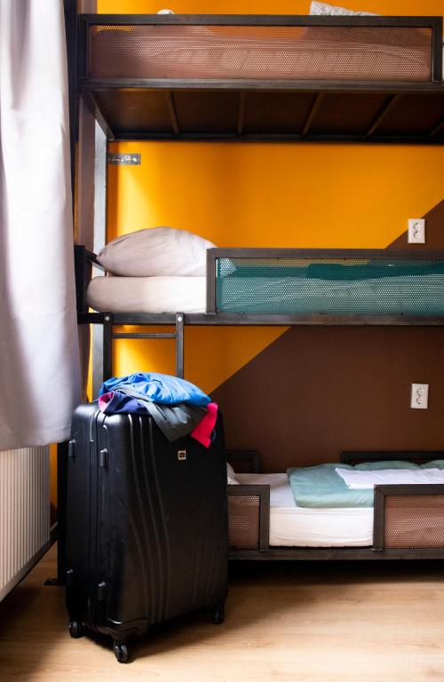 Postel nebo postele na pokoji v ubytování Amsterdam Hostel Leidseplein