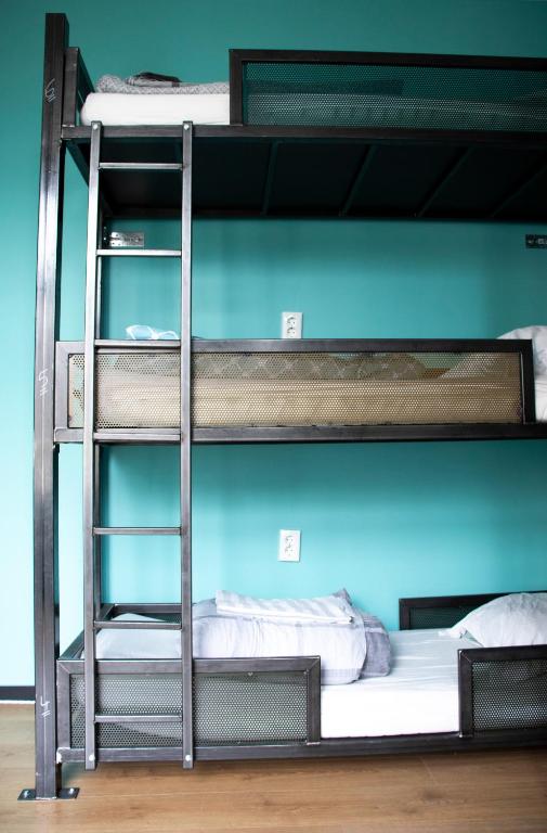 Postel nebo postele na pokoji v ubytování Amsterdam Hostel Leidseplein