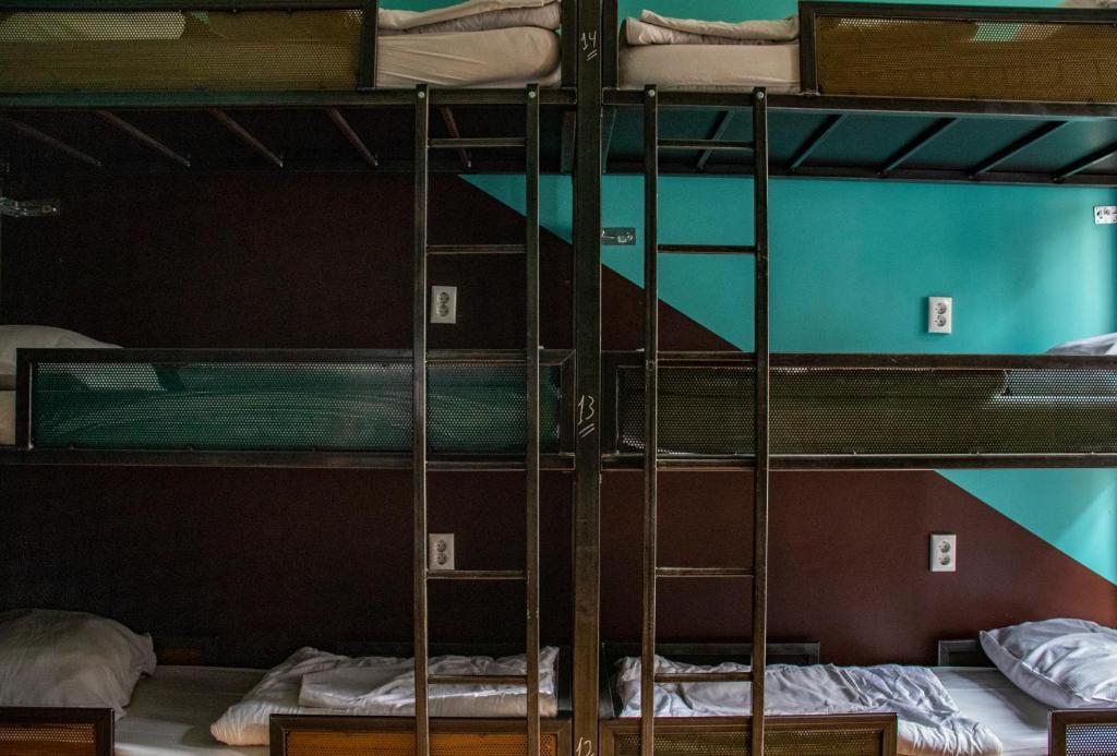 Postel nebo postele na pokoji v ubytování Amsterdam Hostel Leidseplein