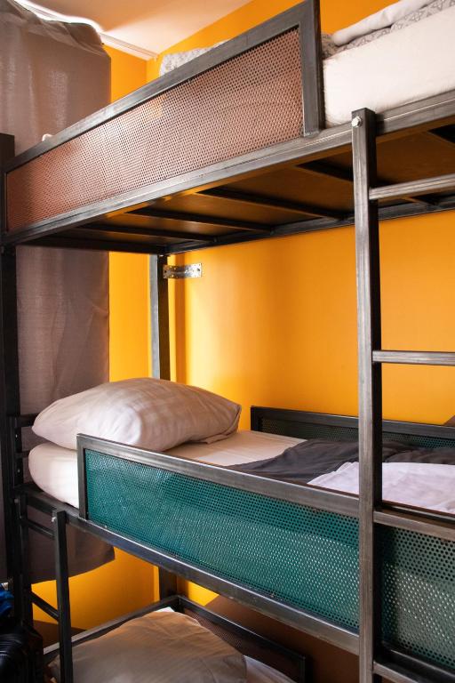 Postel nebo postele na pokoji v ubytování Amsterdam Hostel Leidseplein