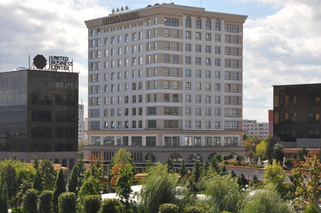 un edificio alto y blanco en medio de una ciudad en Hotel International Iasi en Iaşi
