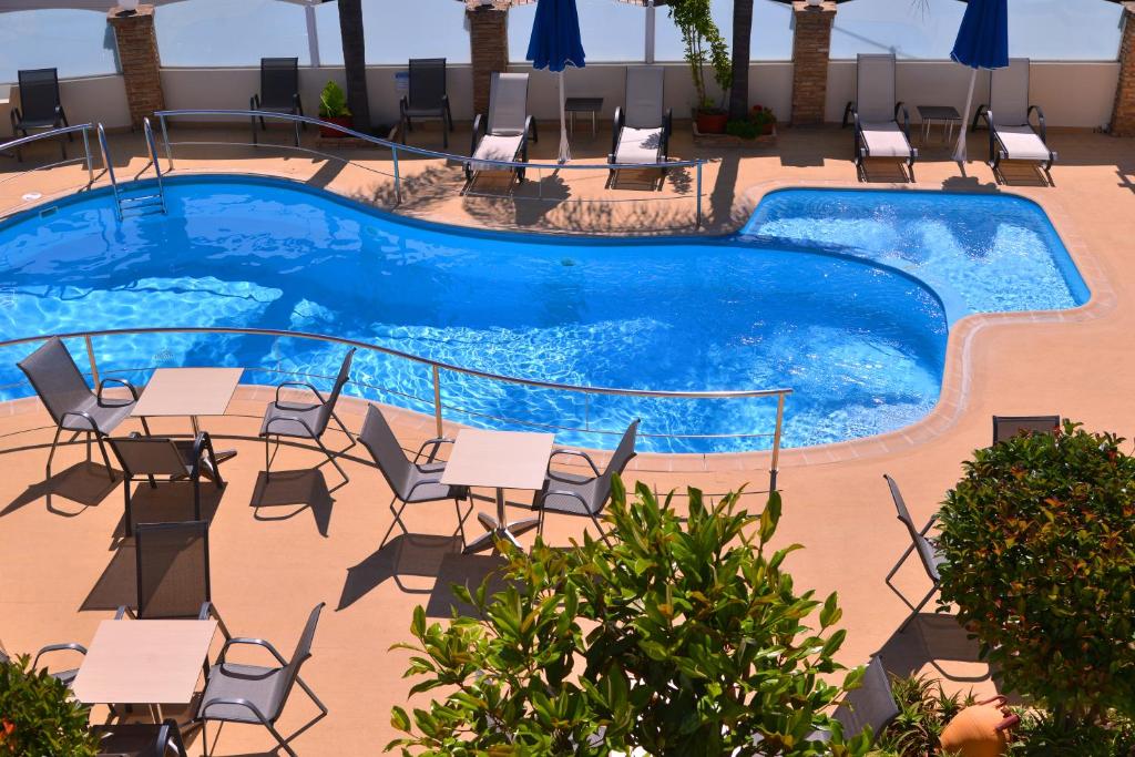 Bazén v ubytování Theoxenia Hotel Apartments nebo v jeho okolí