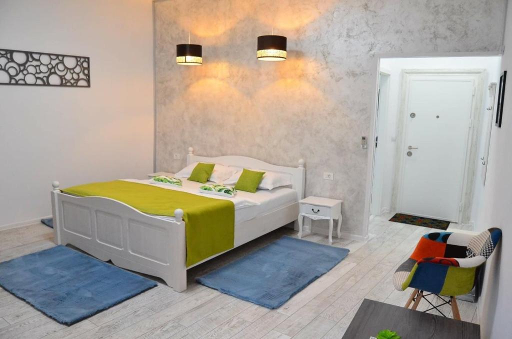 1 dormitorio con 1 cama y alfombras azules en KAYA STUDIO en Sibiu