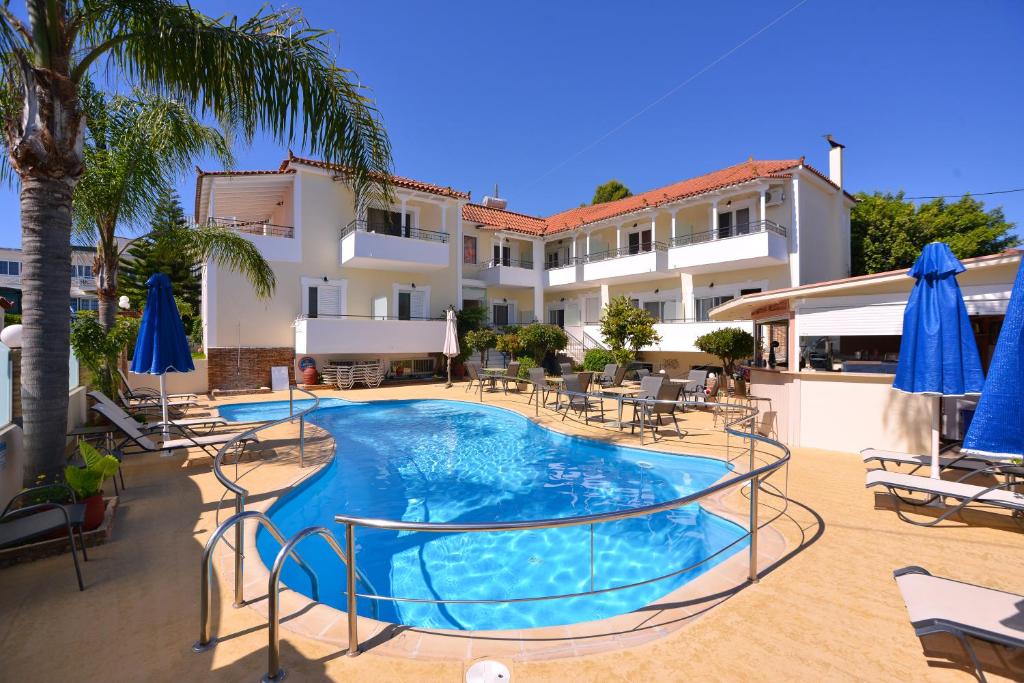 Bazén v ubytování Theoxenia Hotel Apartments nebo v jeho okolí