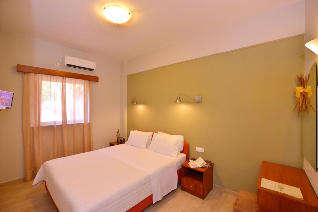 Postel nebo postele na pokoji v ubytování Theoxenia Hotel Apartments