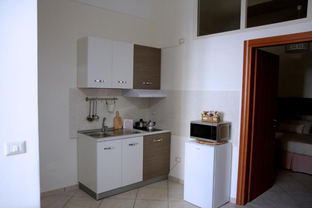 Il comprend une petite cuisine équipée d'un évier et d'un four micro-ondes. dans l'établissement Giulia's house apartments, à SantʼAntonio Abate