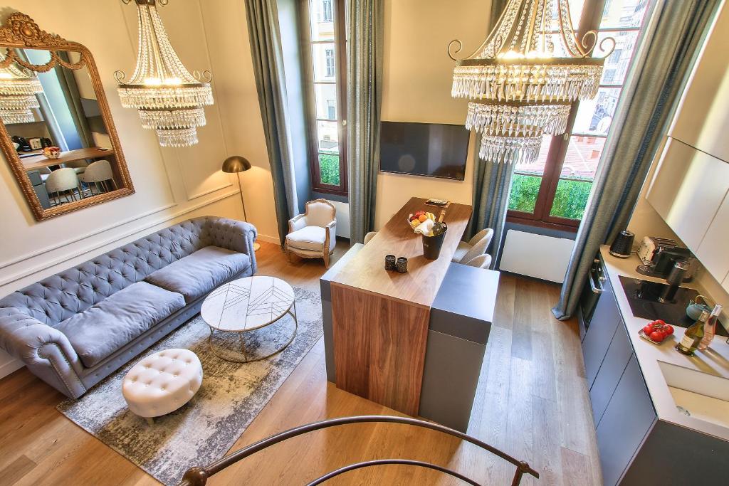 un salon avec un canapé et une table dans l'établissement Charming Duplex 2 Suites OLD TOWN, à Nice