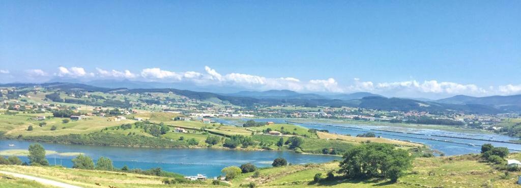 スアンセスにあるApartamentos casa luisの山を背景に流れる川の眺め