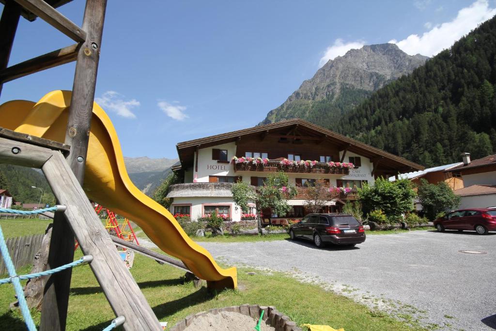 Nespecifikovaný výhled na hory nebo výhled na hory při pohledu z hotelu