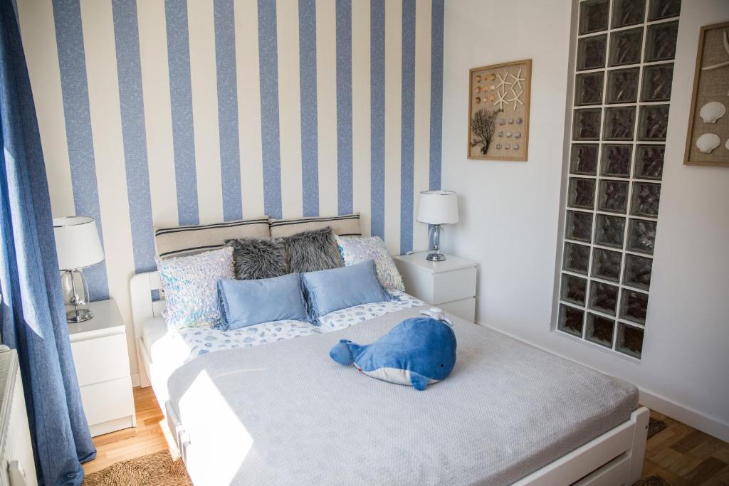 Postel nebo postele na pokoji v ubytování APARTAMENT SEASHELL KOŁOBRZEG BOCIANIE GNIAZDO