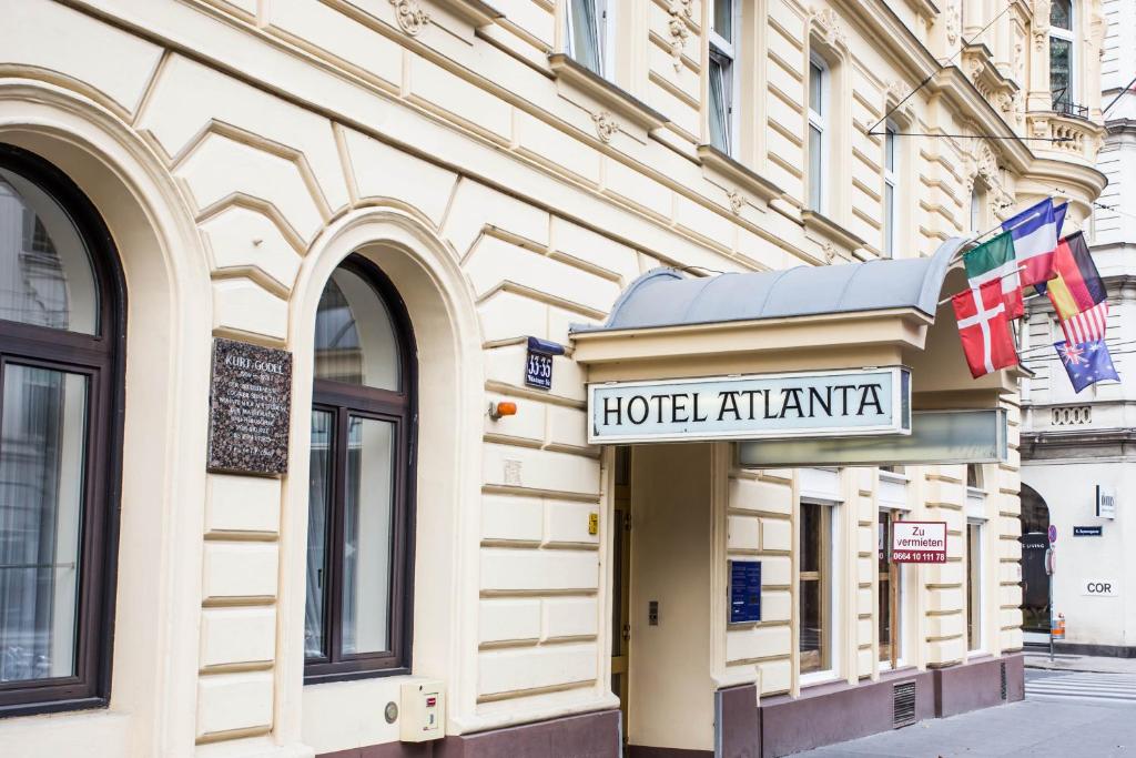 un cartello dell'hotel Atlanta sul lato di un edificio di Hotel Atlanta a Vienna