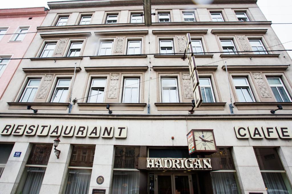 ein Gebäude mit einem Schild auf der Vorderseite in der Unterkunft Hotel Hadrigan in Wien