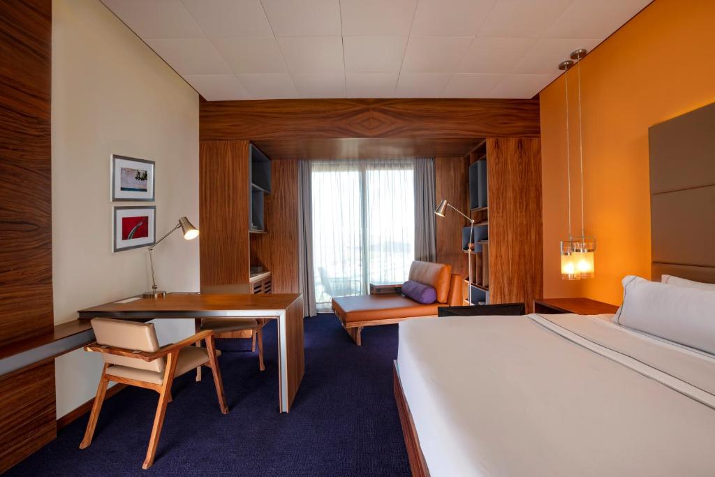 Postel nebo postele na pokoji v ubytování Hyatt Centric Campestre Leon