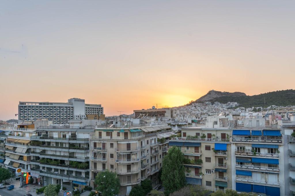 - une vue sur la ville au coucher du soleil dans l'établissement Top Floor Studio Near Metro&View&200mbps, à Athènes