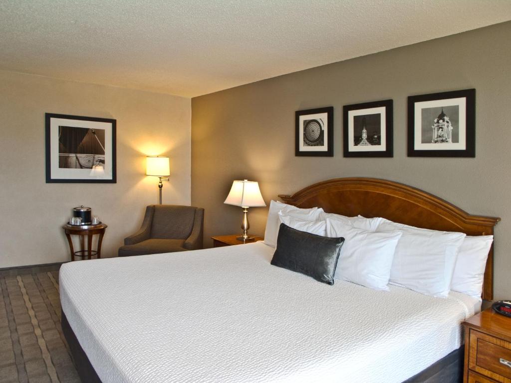 um quarto de hotel com uma cama e uma cadeira em Inn at the Convention Center em Portland
