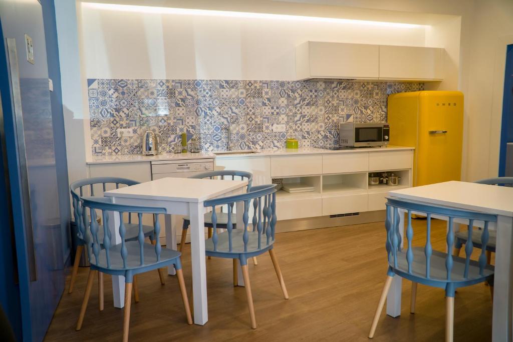 Kuchyň nebo kuchyňský kout v ubytování ZIGZAG HOSTEL
