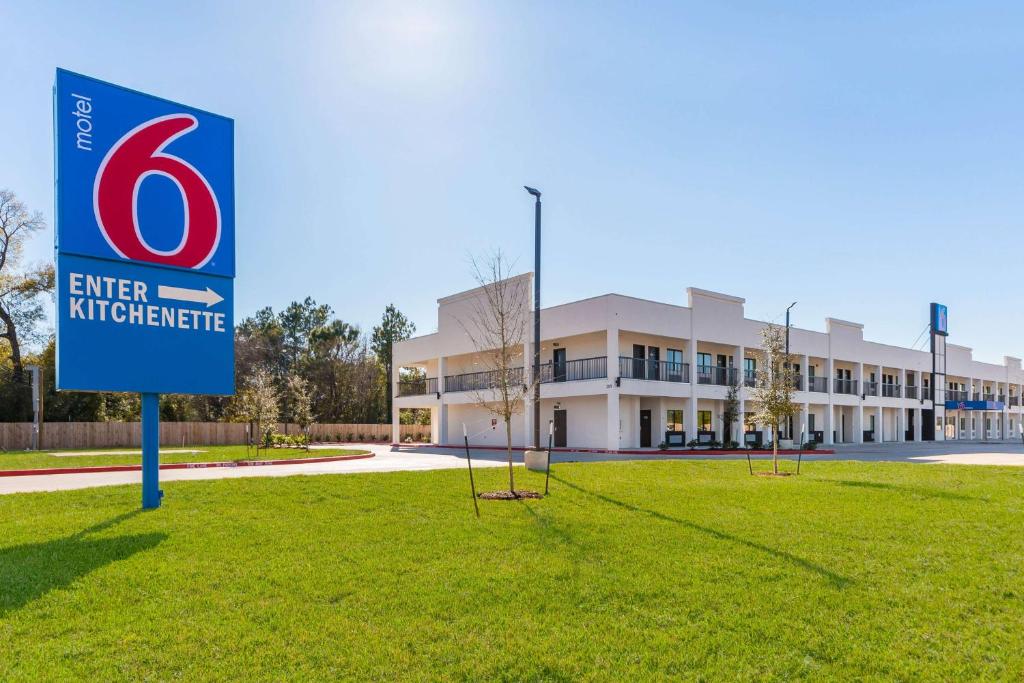 um edifício com uma placa em frente a um pátio em Motel 6-Channelview, TX em Channelview