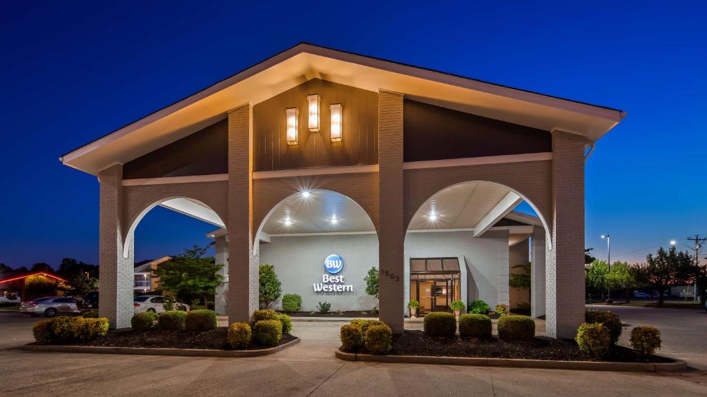 a hotel front of a building with a sign at Best Western University Inn in Murray